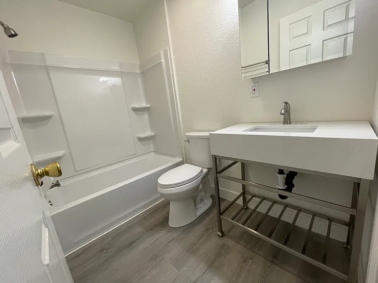 1823 Gardenia Ave #B — Photo 10
