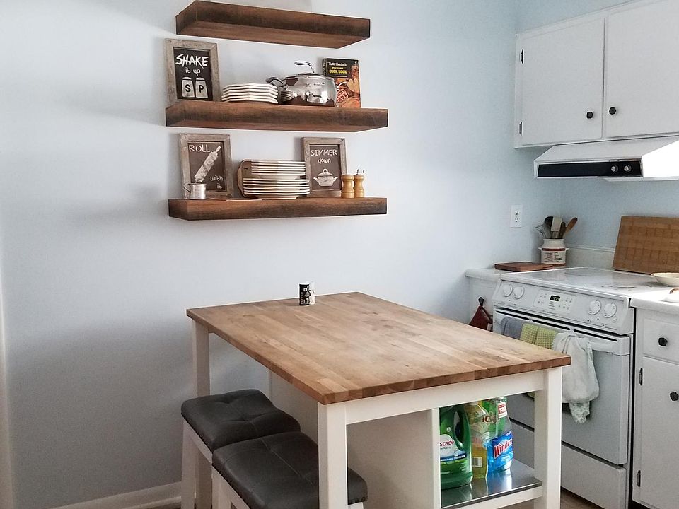 Kitchen, island is included