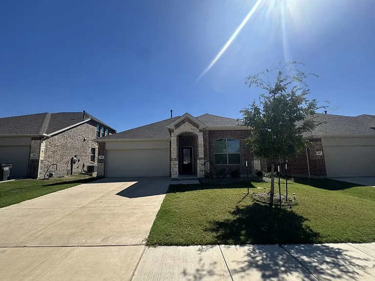 1105 Daffodil St — Photo 2