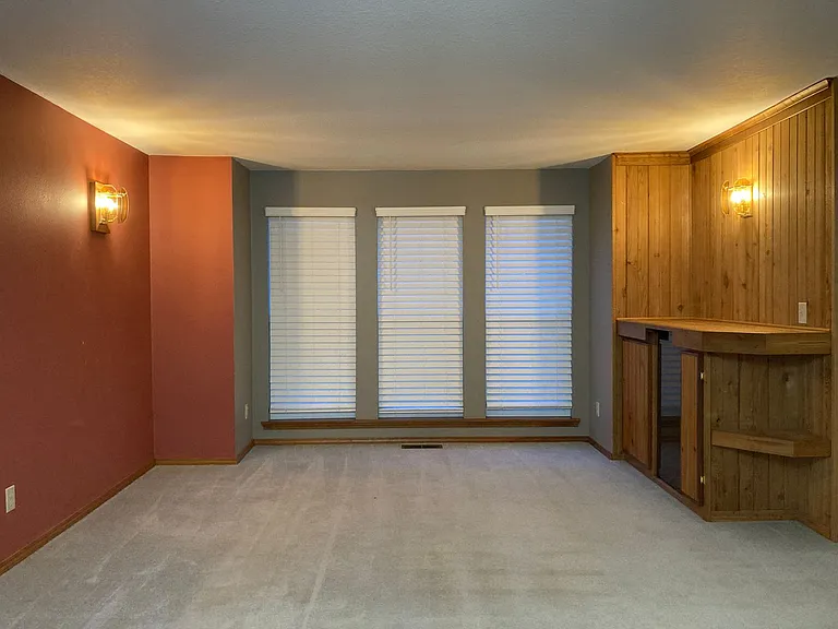 214 Hillsdale Dr — Photo 3