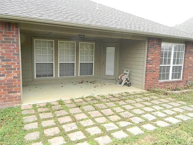 4 bed, 2.0 bath, 2001 sqft, $1,985 — Photo 3