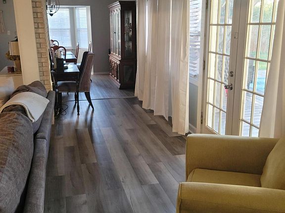 5th image of 303 Pinewood Cir