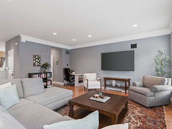 4th image of 829 Ivy Ln