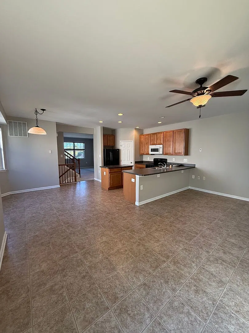 Beautiful End-Unit Townhome 4 Bedrooms, 2 Full Baths & 2 Half Baths — Photo 4