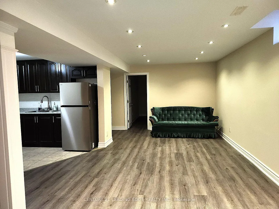 140 Roxbury St #BASEMENT