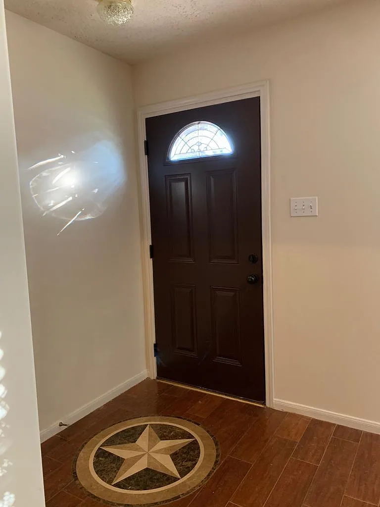 3 bed, 2.5 bath, 2046 sqft, $2,075 — Photo 4