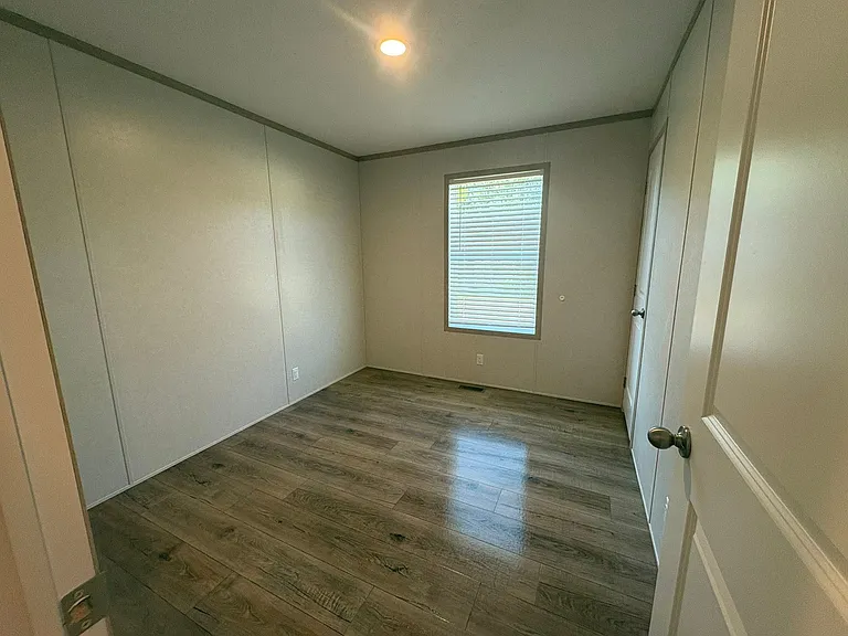 436 Selkirk Dr — Photo 5