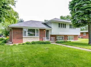 800 Sunnyside Rd, Roselle, IL 60172