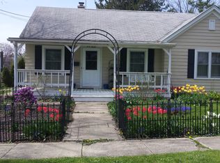802 Division St, Woodstock, IL 60098