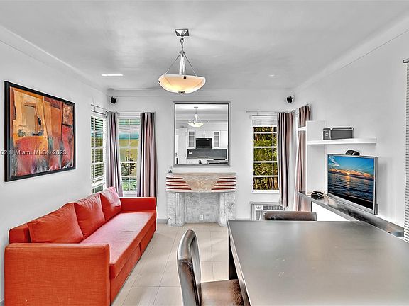 3rd image of 826 Euclid Ave APT 6
