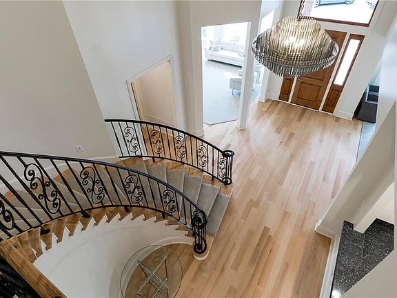 3rd image of 8 Crownwood Ct