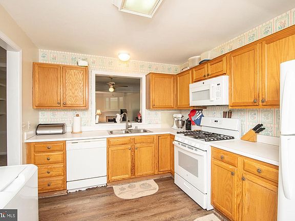 3rd image of 367 Bridle Crest Sq NE