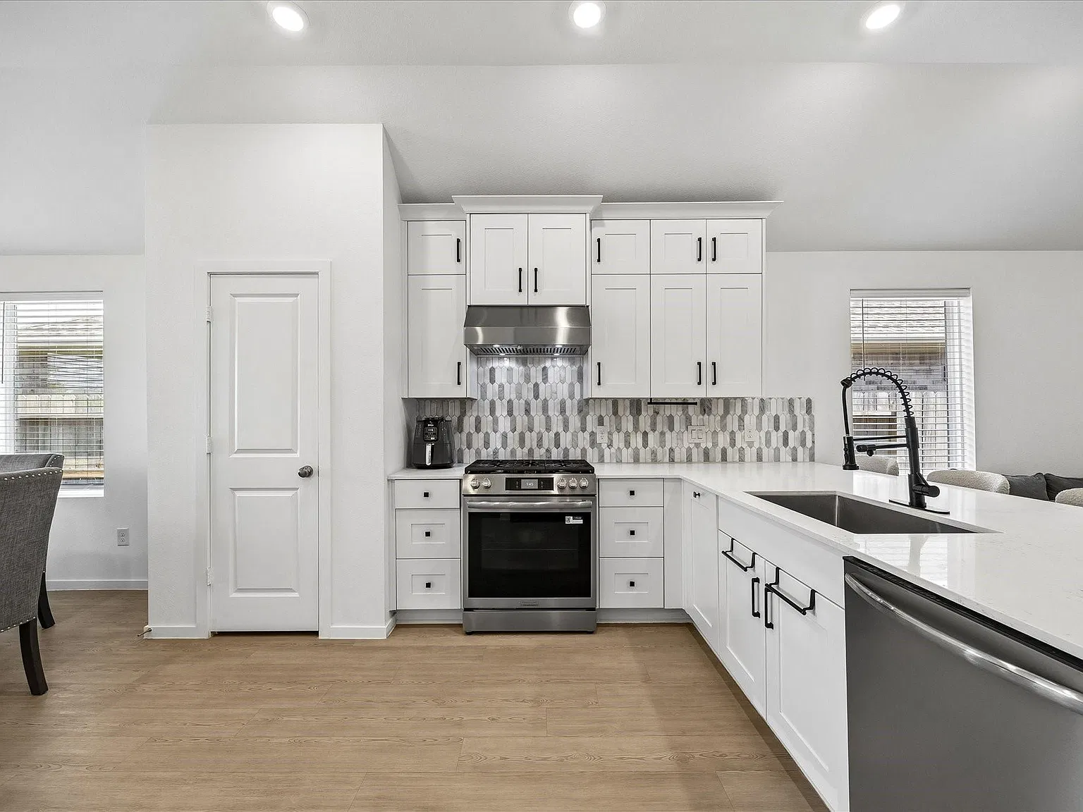 3 bed, 2.0 bath, 1615 sqft, $2,250 — Photo 3