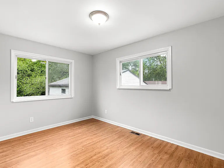 32506 Florence St — Photo 9