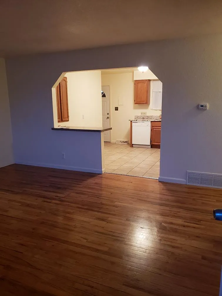 4 bed, 1900 sqft, $2,600 — Photo 2