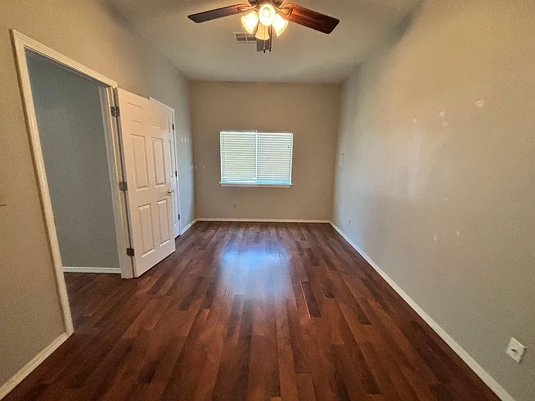 105 W Hurd St — Photo 9