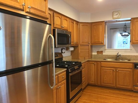 4th image of 3130 N Windsor Dr