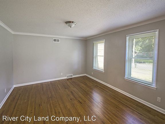3rd image of 4643 Wooddale Ave