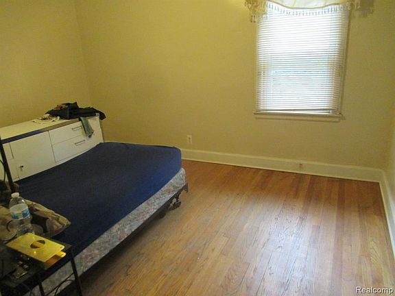3rd image of 14560 Sussex St