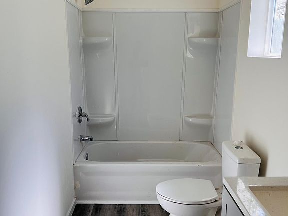 4th image of 862 W 47th St #1/4