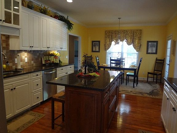 4th image of 290 Brookside Dr