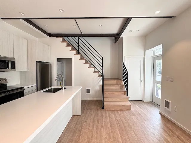 784 Farmington Ave — Photo 17