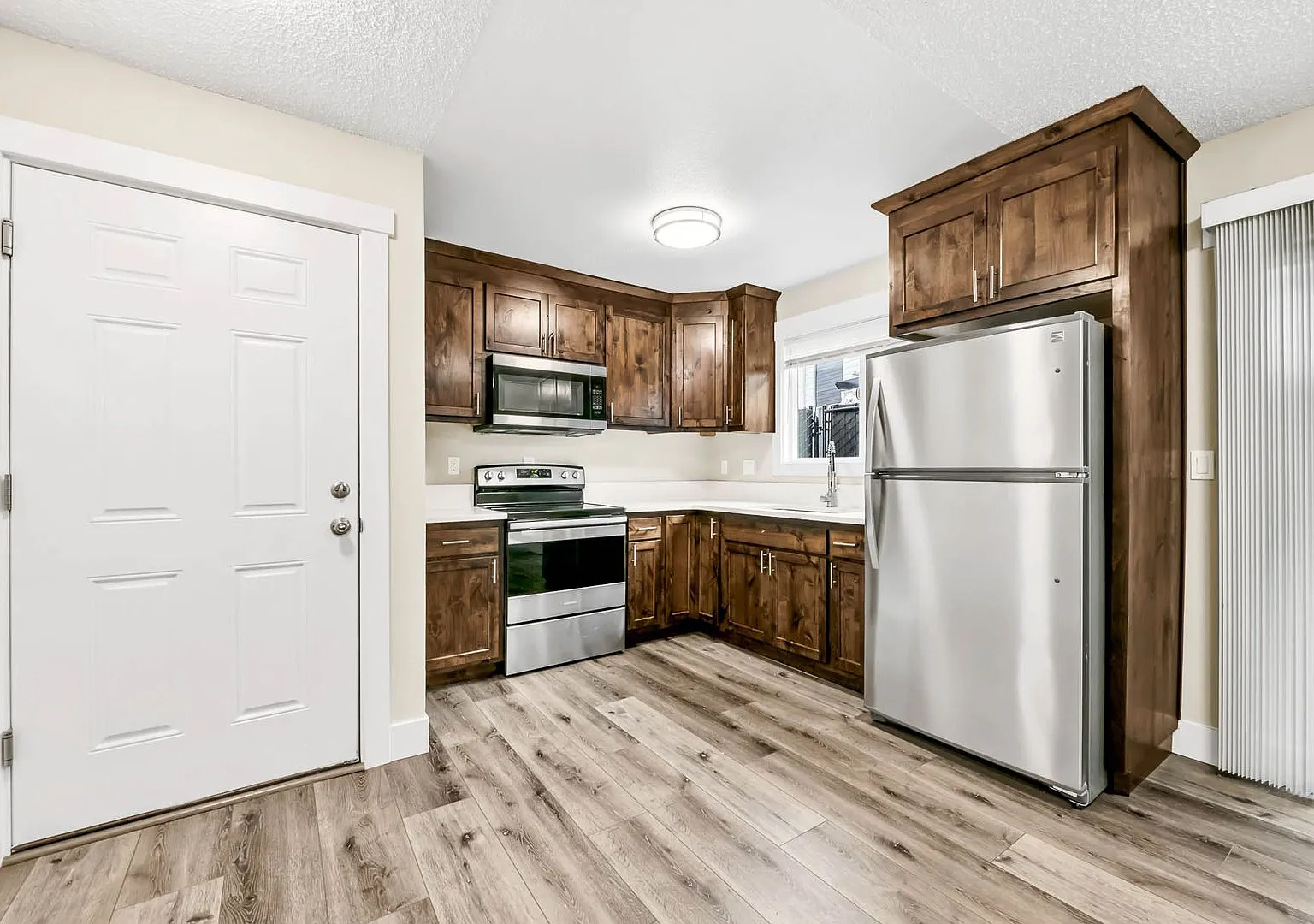 Cape Lee Apartments 2 & 3 Bedroom 1 Bathroom units — Photo 2