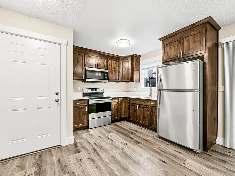 Cape Lee Apartments 2 & 3 Bedroom 1 Bathroom units — Photo 2