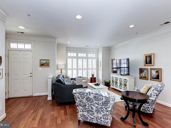 2nd image of 402 Oak Knoll Ter