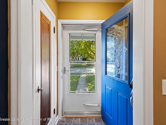 3rd image of 815 Downer Ave