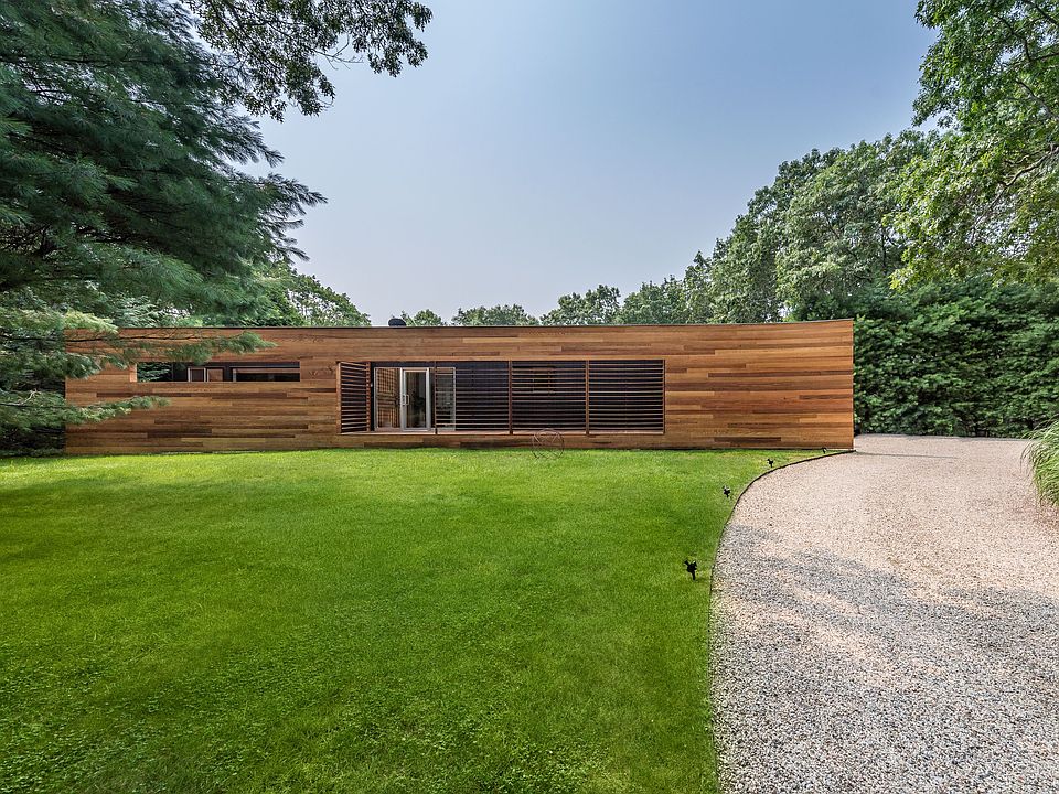 1st image of 6 Woodhollow Dr
