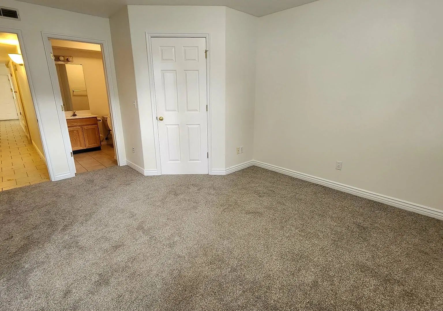 3 bed, 2.0 bath, 1047 sqft, $1,595 — Photo 3