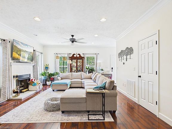 5th image of 103 Brighton Village Ln
