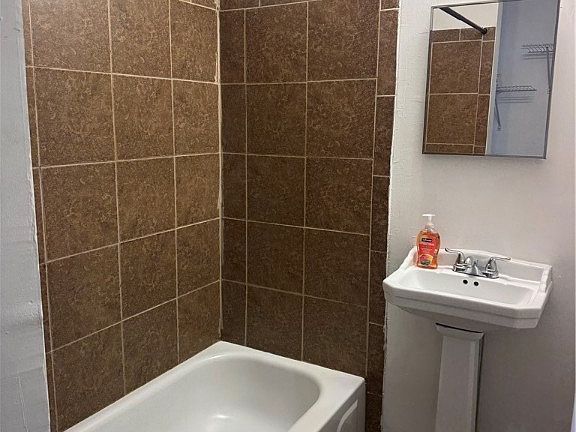 5th image of 21506 Pannill St