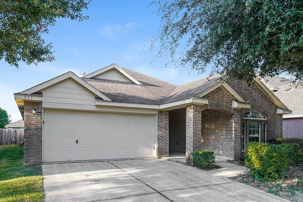 3 bed, 2.0 bath, 2002 sqft, $2,185 — Photo 3