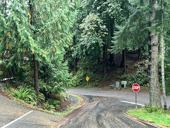 5th image of 8 Grand View Ln