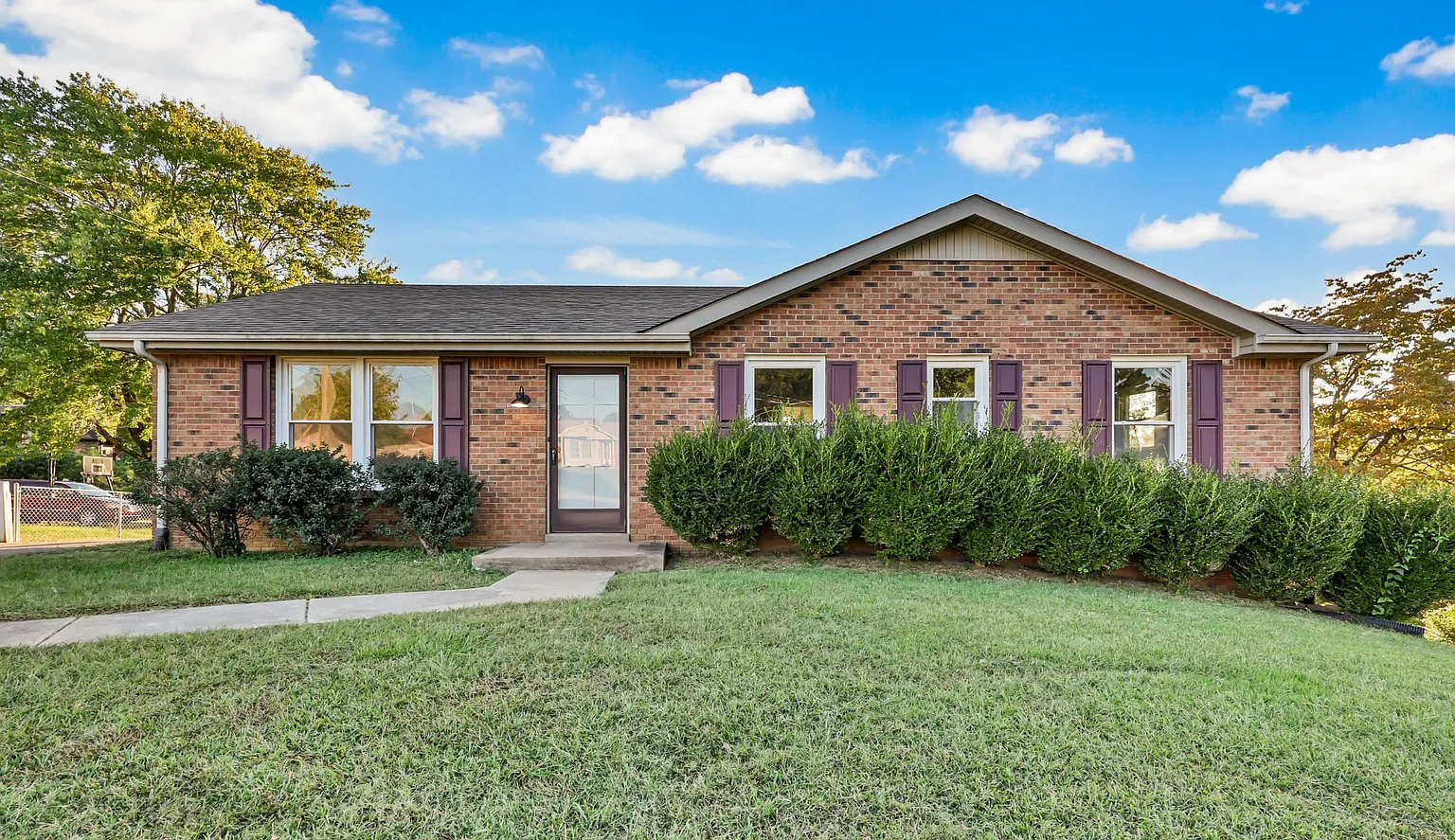 335 Hampshire Dr photo 1