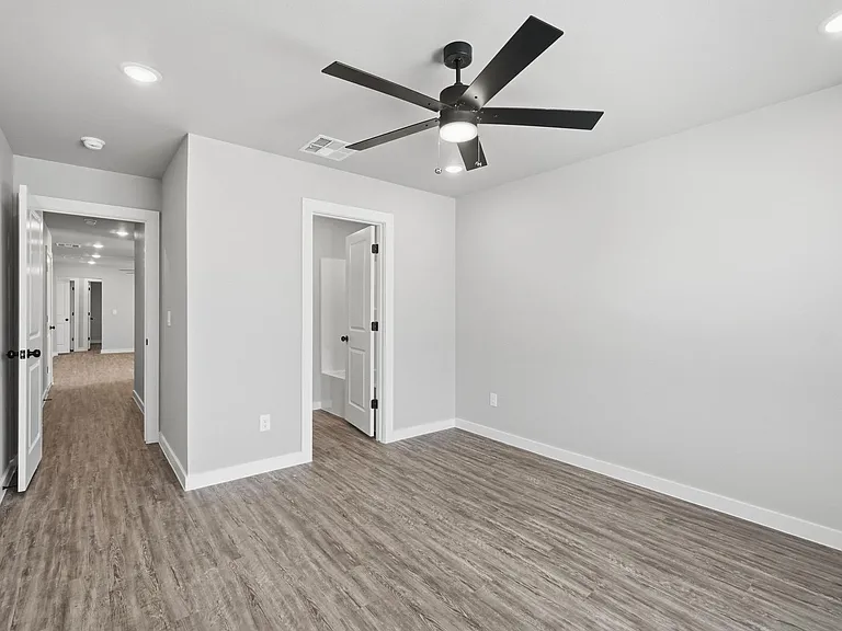 2838 Glennster St — Photo 23