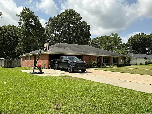 3rd image of 110 Sycamore Cir