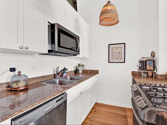 5th image of 1735 W Diversey Pkwy APT 511