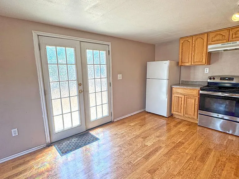 215 W Bell St — Photo 3