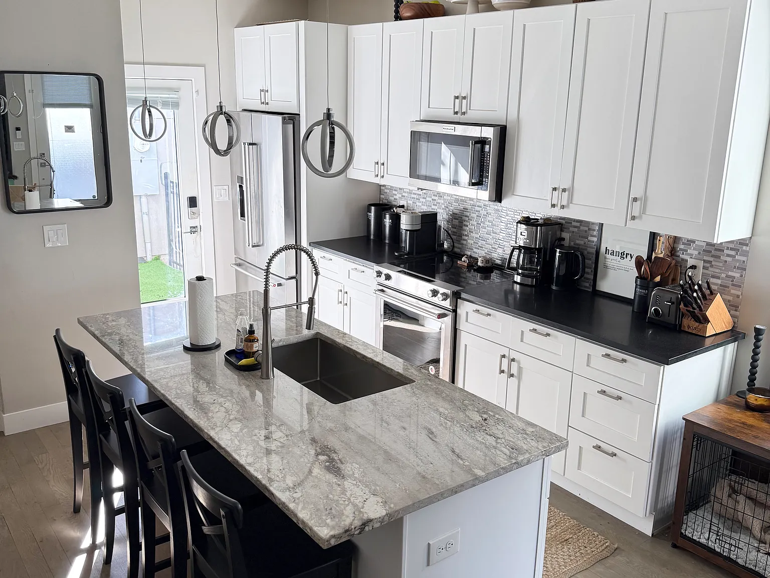 3 bed, 1437 sqft, $4,080 — Photo 4