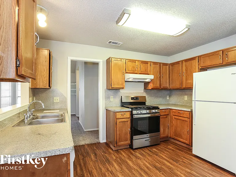 2321 Lakeshore Ln — Photo 7
