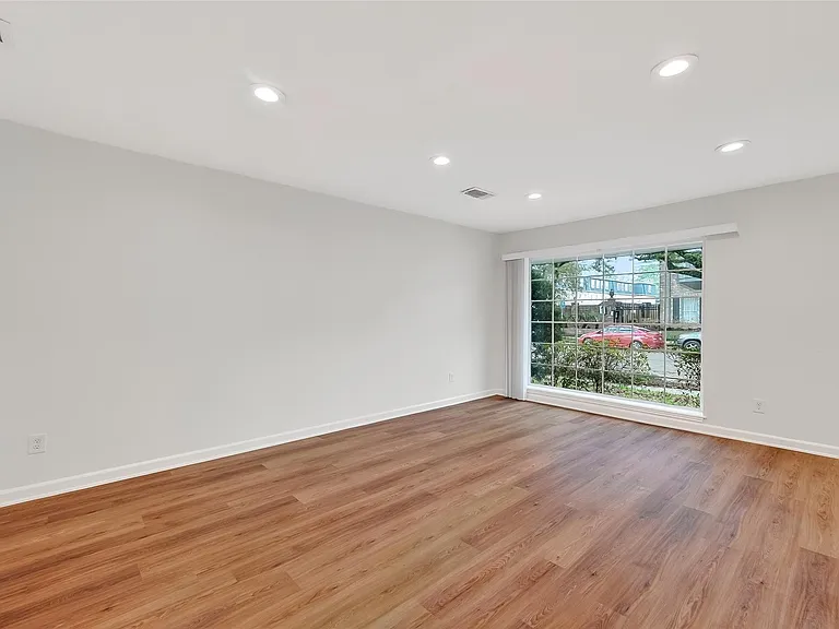 500 N Post Oak Ln — Photo 7