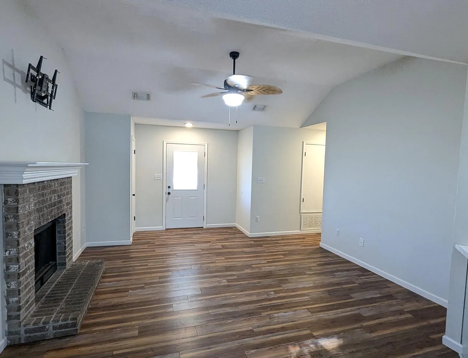 3 bed, 2.0 bath, 1210 sqft, $1,920 — Photo 4