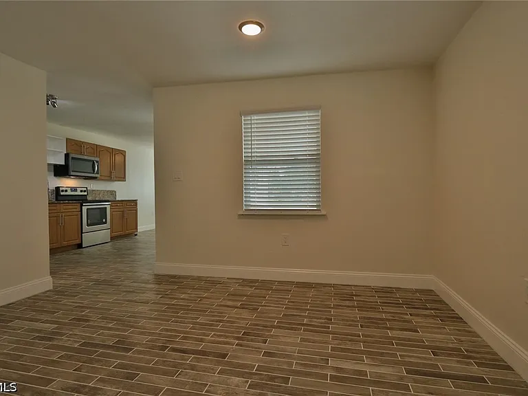 11 California Rd — Photo 17