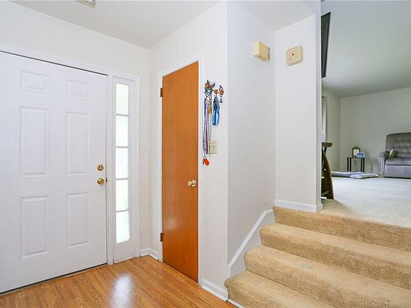 3rd image of 733 Arrowhead Dr