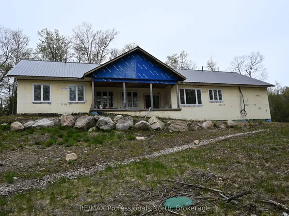 121 Loon Lake Rd, Magnetawan, ON P0A 1Z0