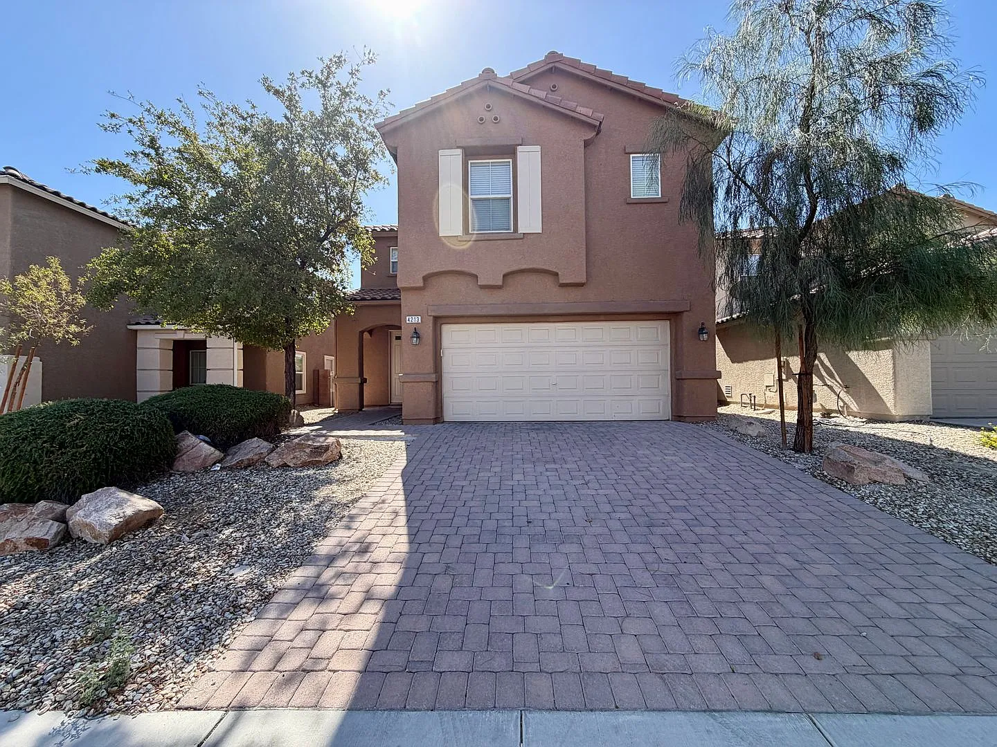 Room for eveyone and curb appeal — Photo 1
