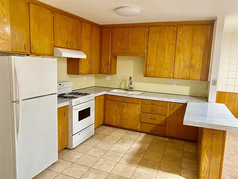 907 E Valley Pkwy — Photo 3
